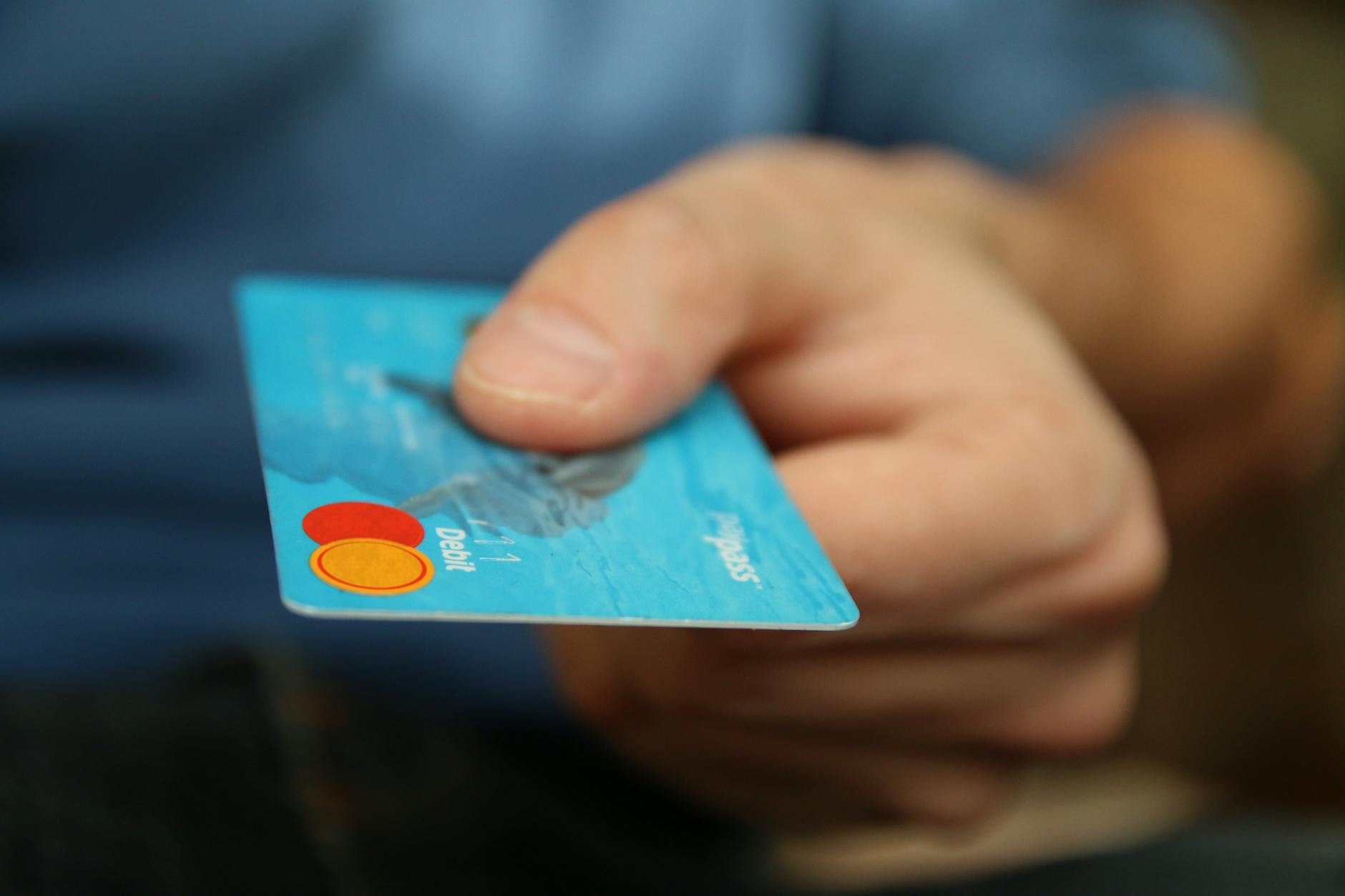 personne detenant une carte de debit