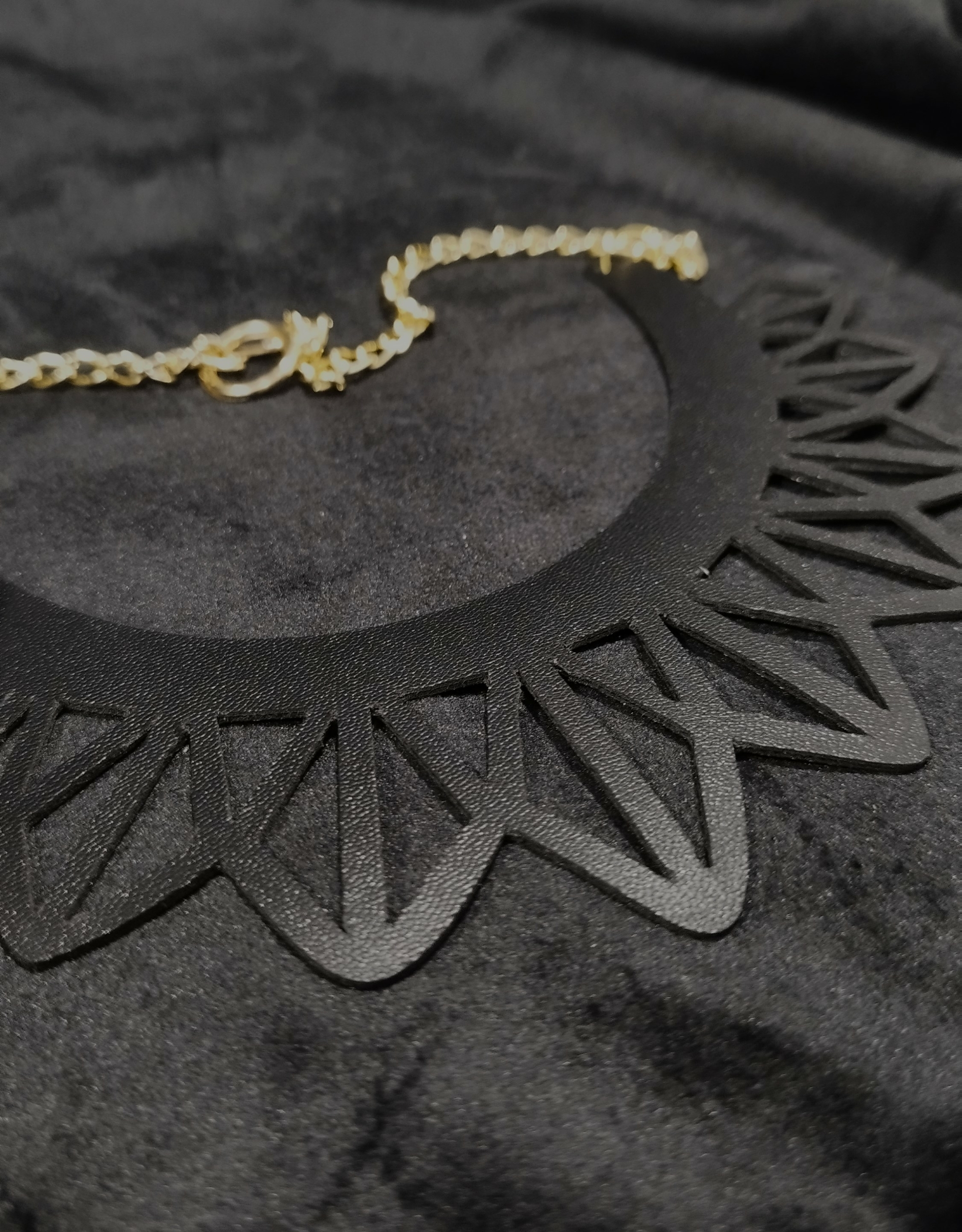 Moonbeam Atelier parure Amazonia collier noir close up