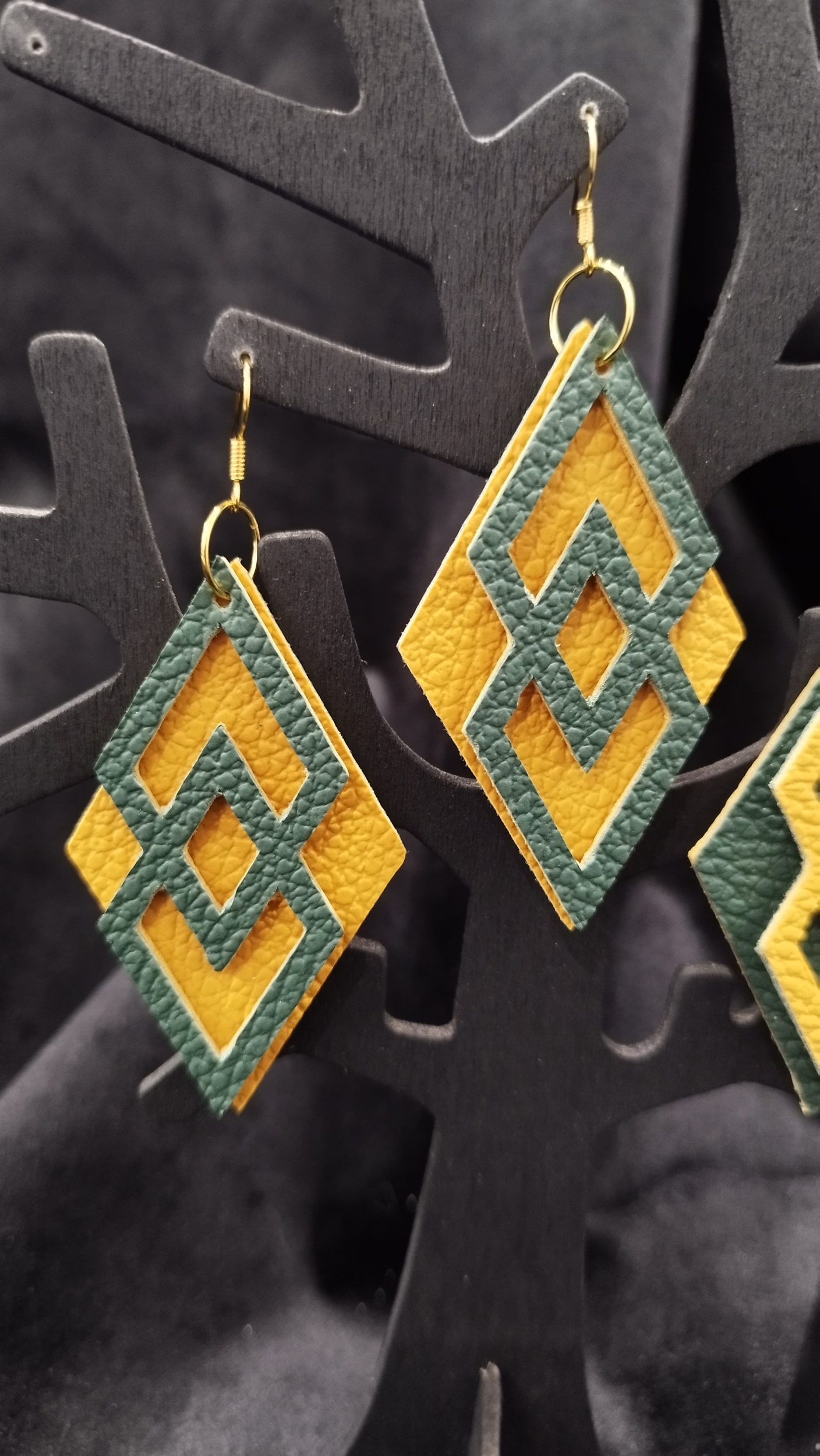 Moonbeam Atelier parure Amazonia boucles jaunes close up