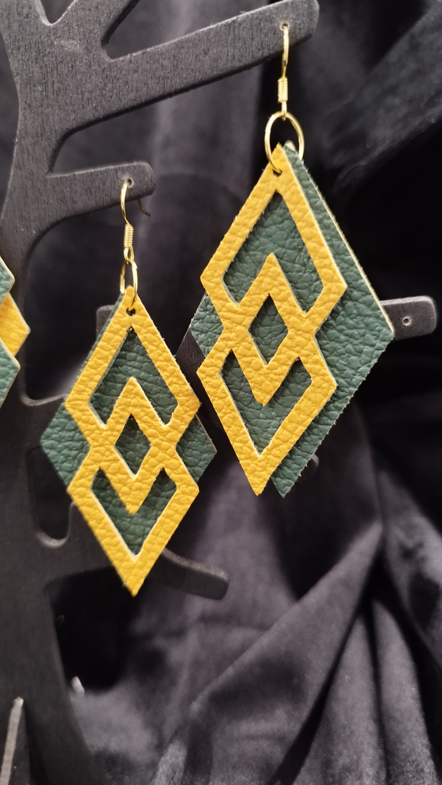 Moonbeam Atelier parure Amazonia boucles vertes close up
