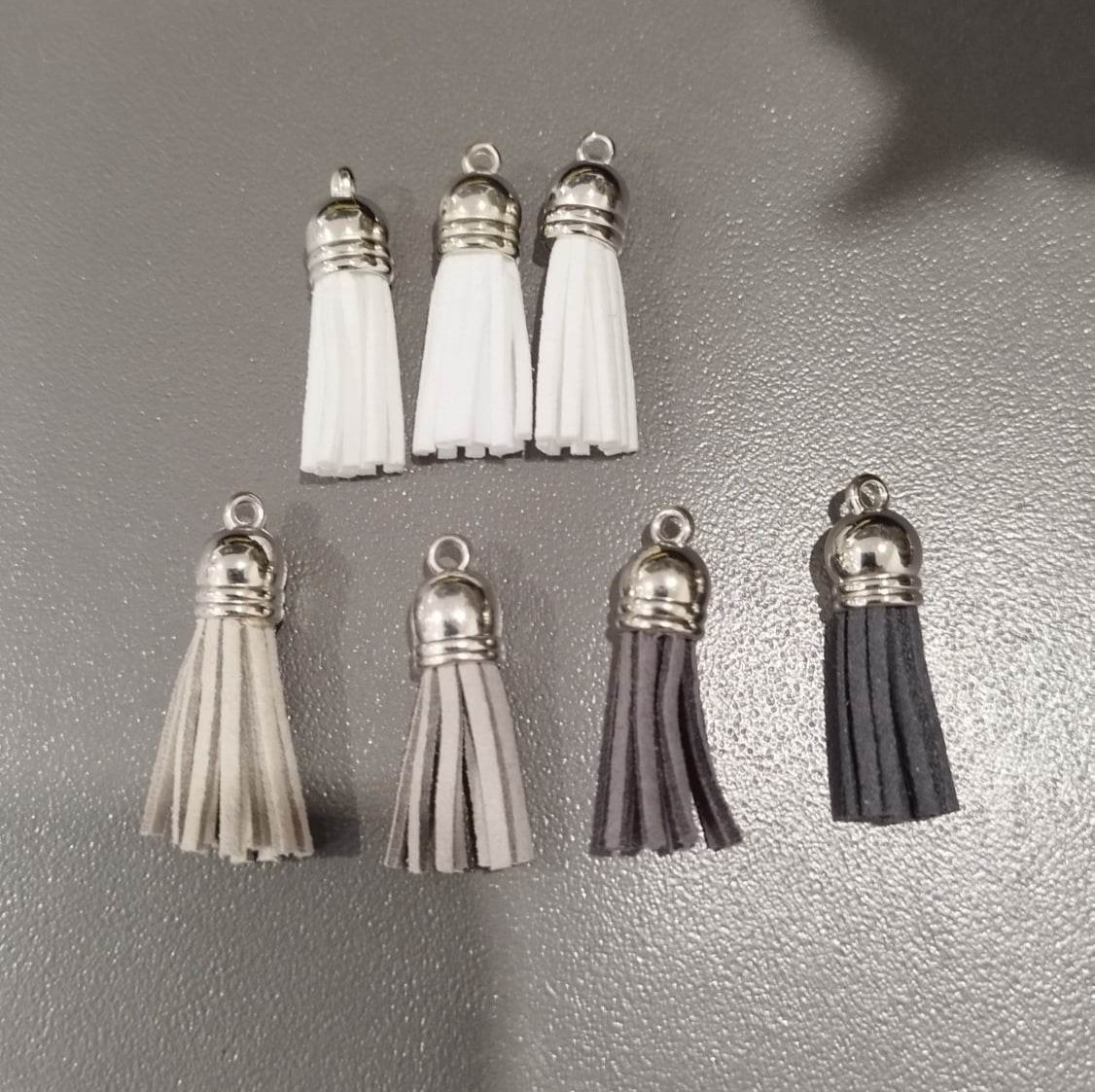 Pompoms blancs gris