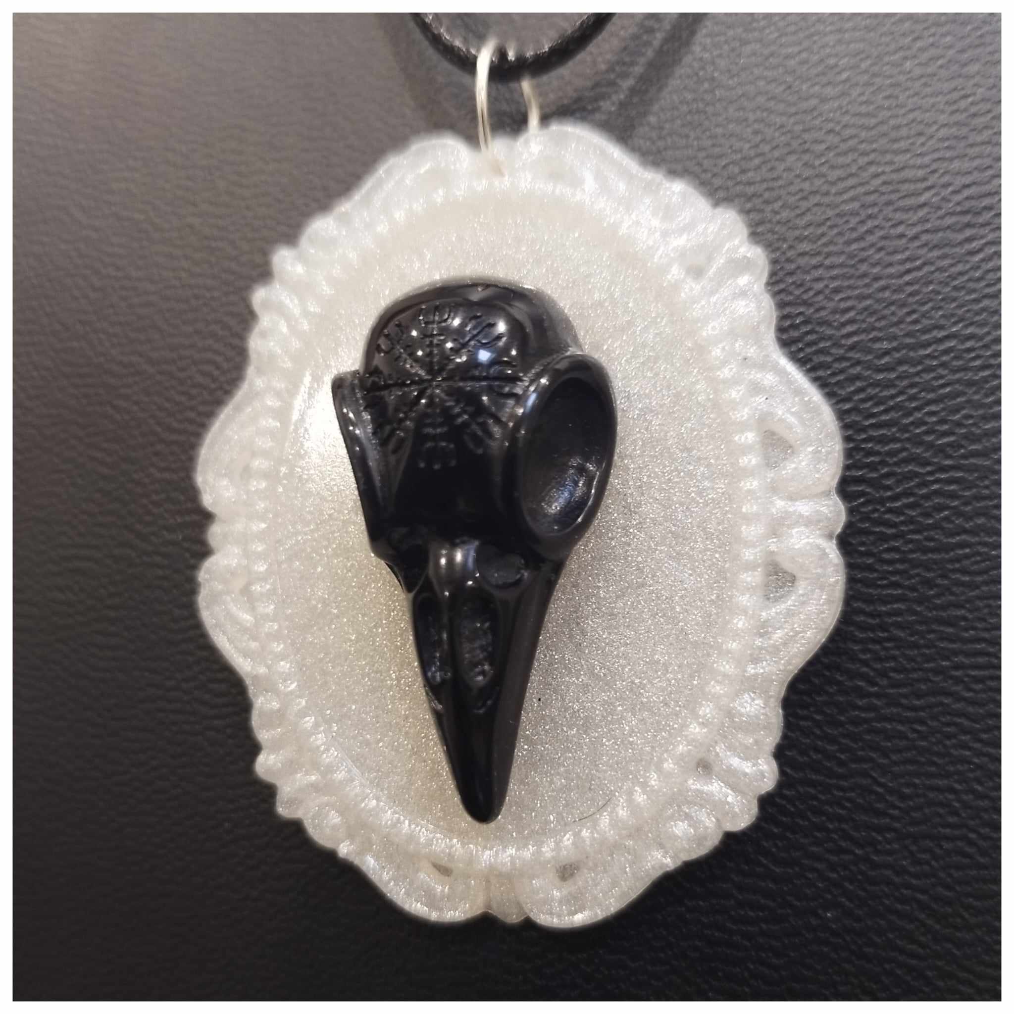 Moonbeam Atelier collier camée corbeau