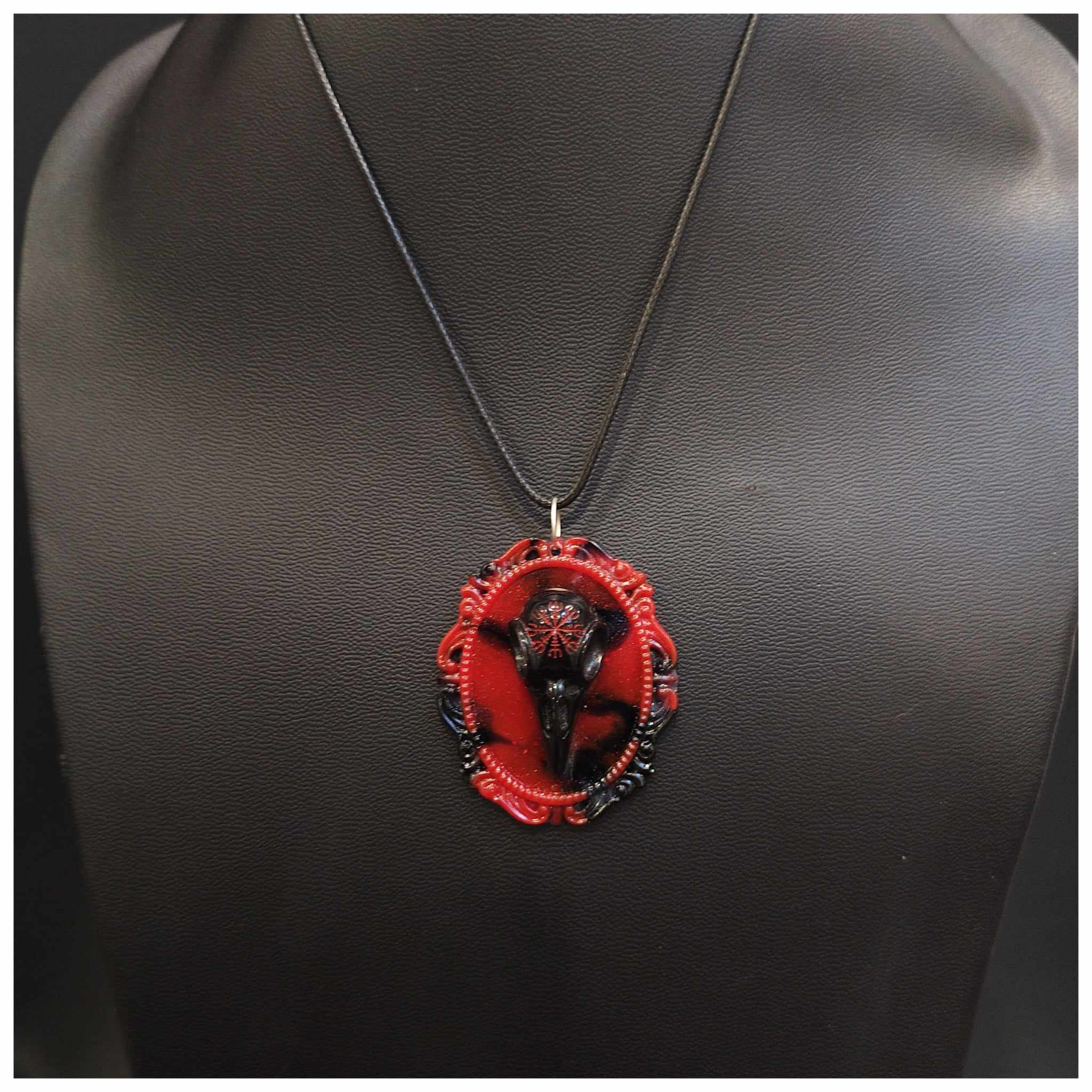 Moonbeam Atelier collier camée corbeau