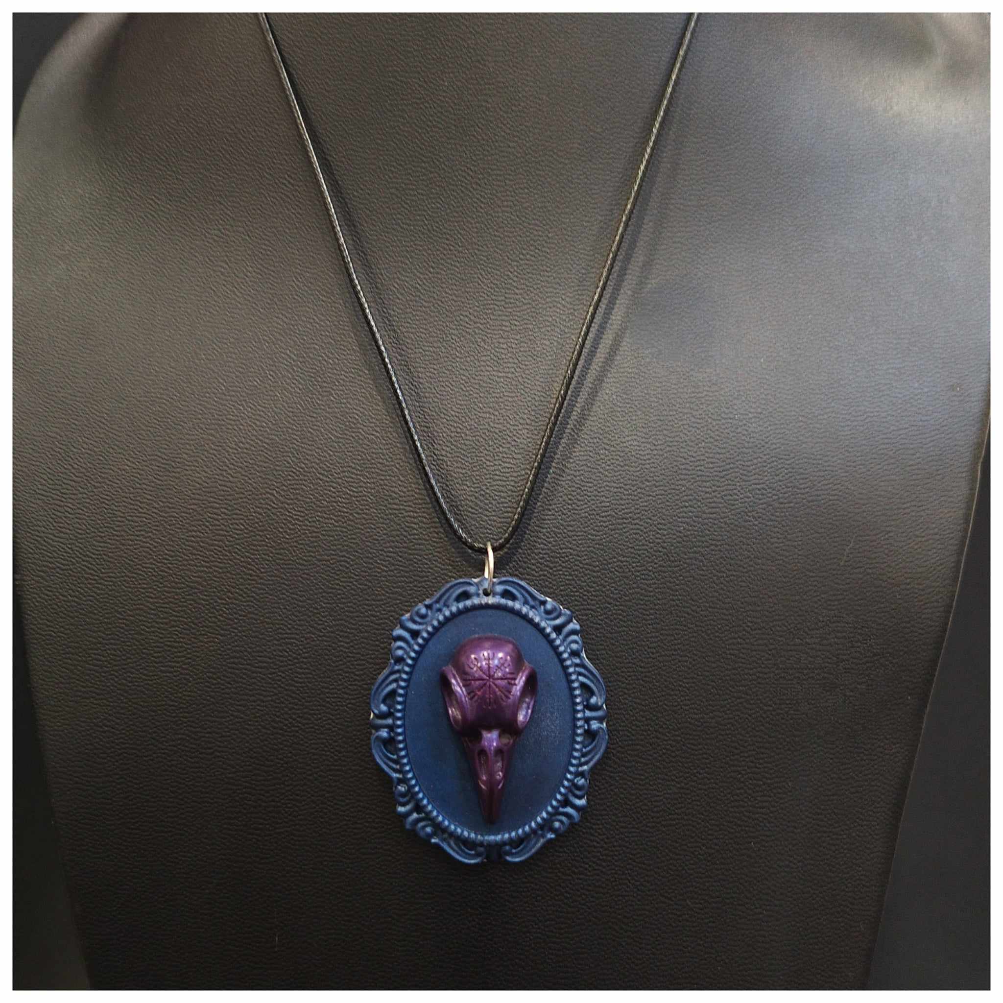 Moonbeam Atelier collier camée corbeau