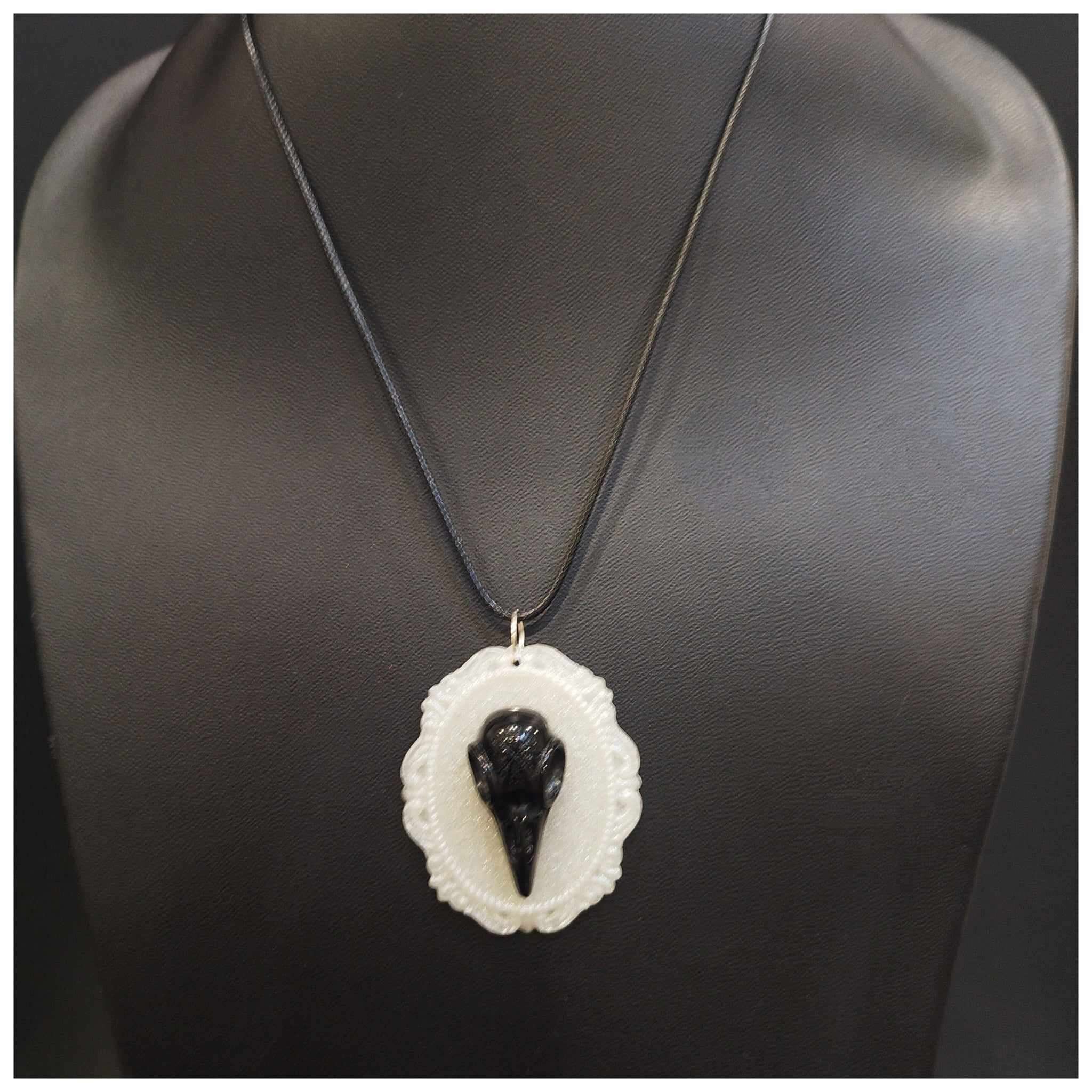 Moonbeam Atelier collier camée corbeau