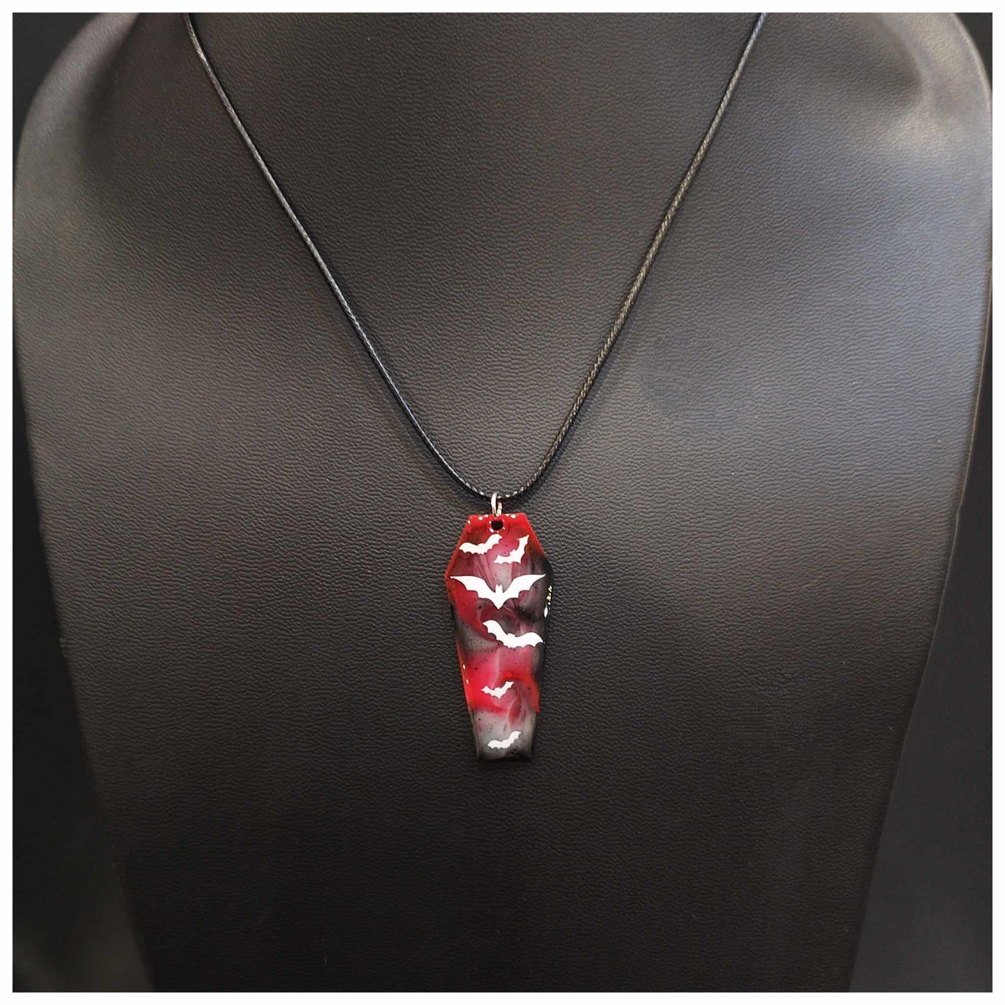 Moonbeam Atelier collier résine cercueil