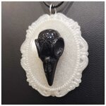 Moonbeam Atelier collier camée corbeau