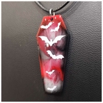 Moonbeam Atelier collier résine cercueil