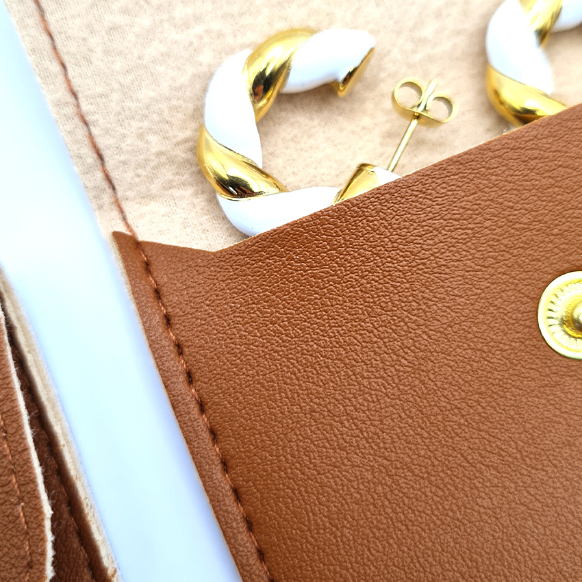 pochette-rangement-bijoux-similicuir-maron-cognac-bijoux-olympe-bijoux-acier-inoxydable-bagues-colliers-bracelets-boucles-d-oreilles-3