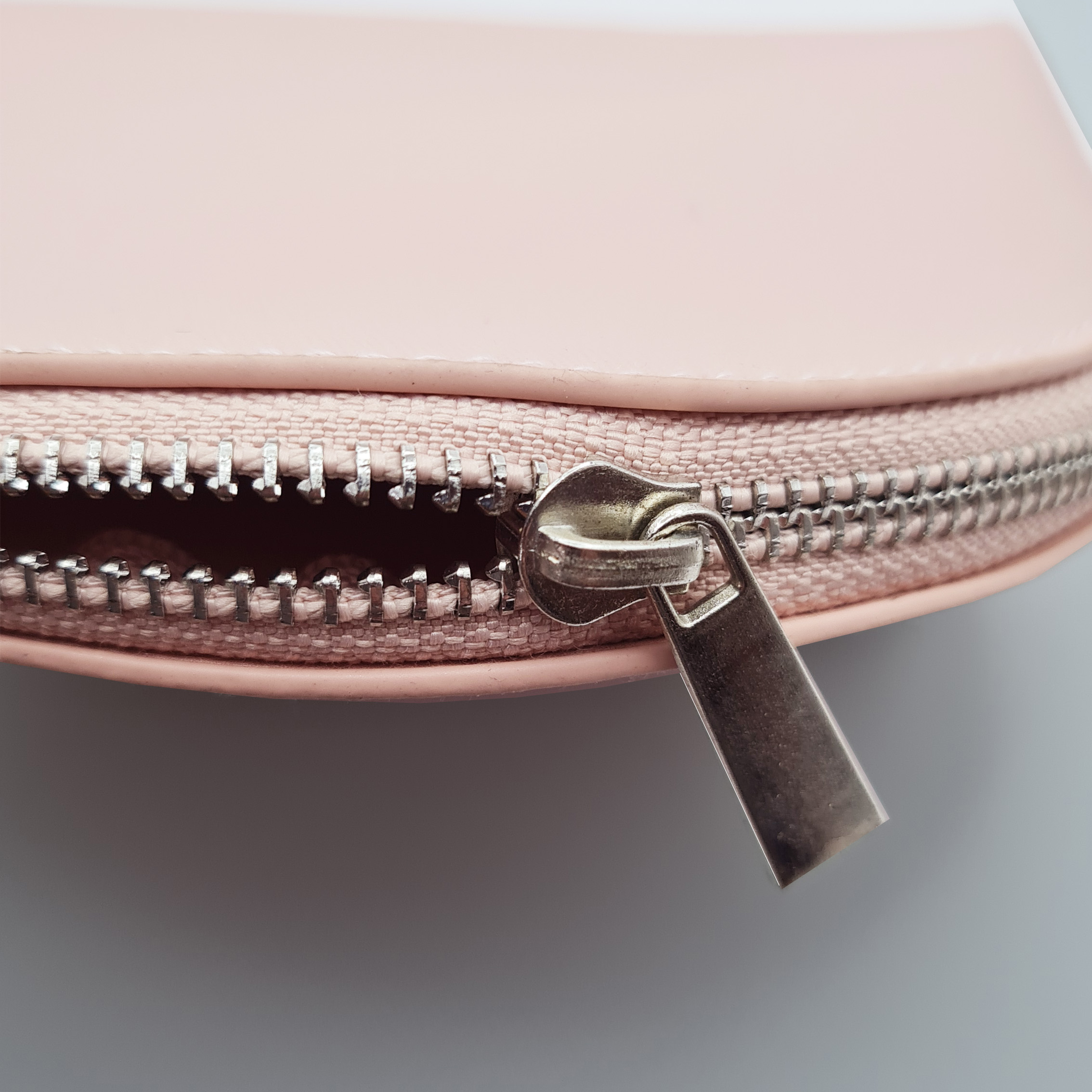 3trousse-maquillage-rose-pale-olympe-bijoux-femme-acier-inoxydable-creoles-bracelets-joncs-boucles-d-oreilles-colliers-bagues-broches3