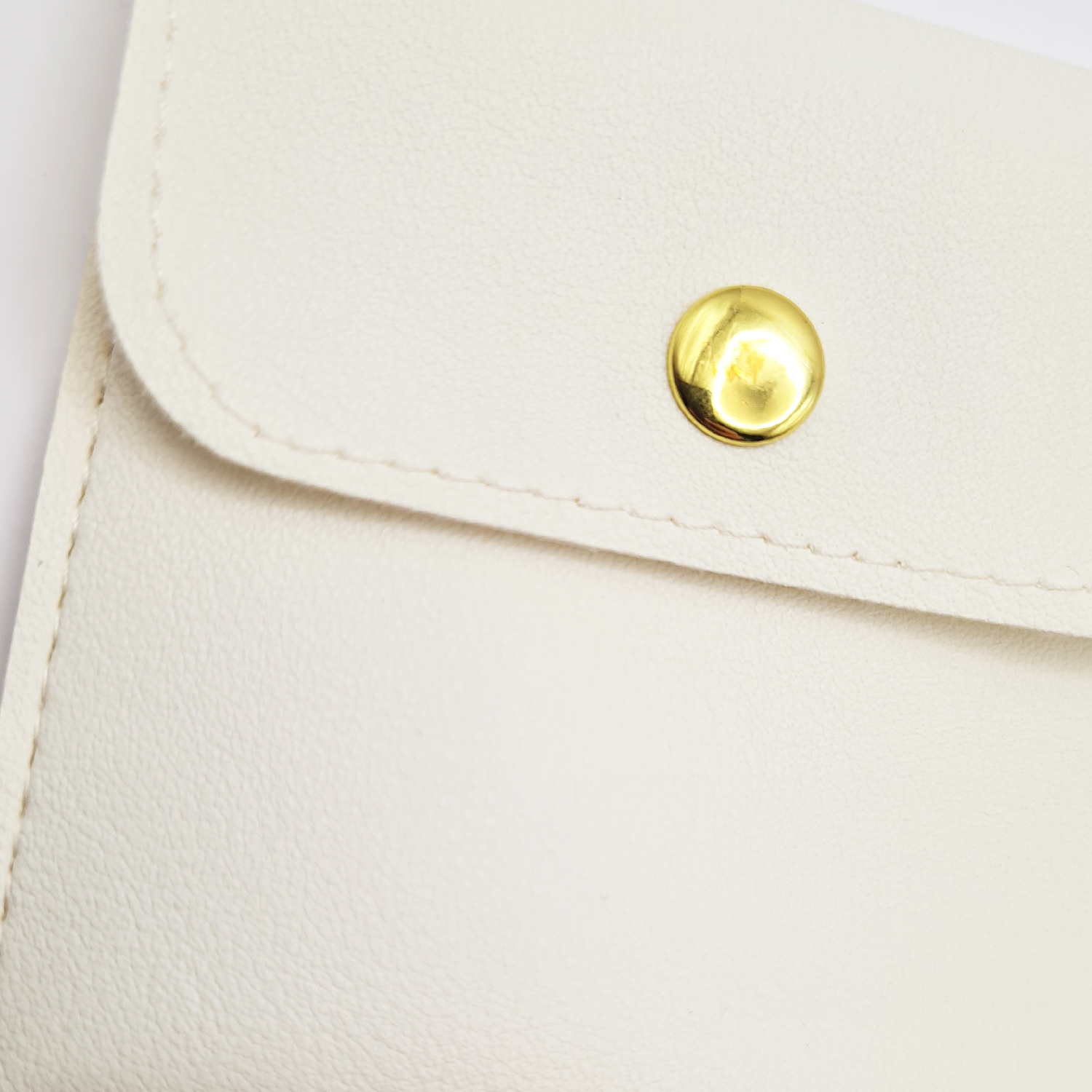 pochette-rangement-bijoux-similicuir-blanc-accessoire-bijoux-olympe-bijoux-acier-inoxydable-bagues-colliers-bracelets-boucles-d-oreilles-creoles-joncs2