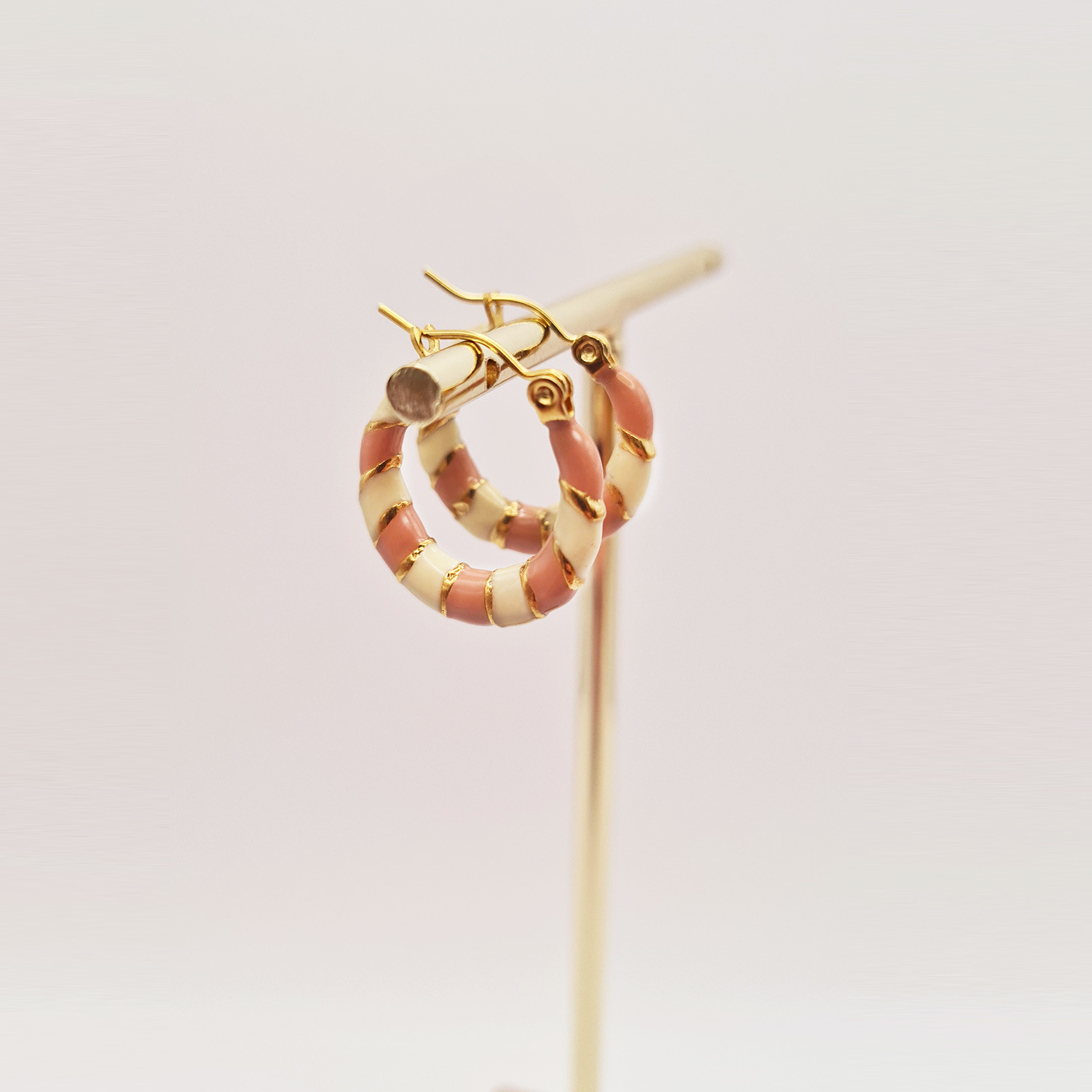 creoles-flora-rose-beige-acier-inoxydable-email-olympe-bijoux-bagues-colliers-bracelets-broches-boucles-earcuff-joncs3