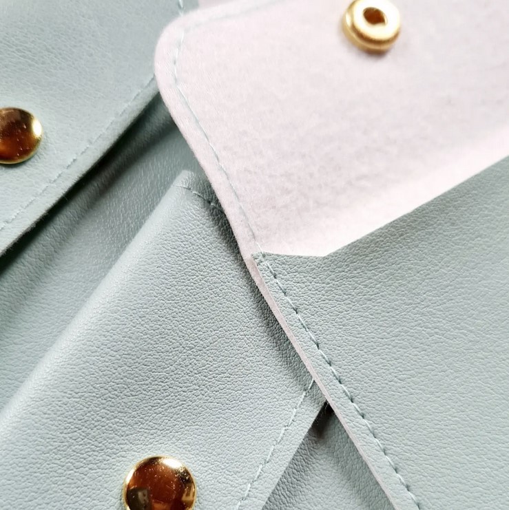 pochette-rangeent-bijoux-similicuir-vert-accessoire-bijoux-olympe-bijoux-acier-inoxydable-bagues-colliers-bracelets-boucles-d-oreilles-creole1