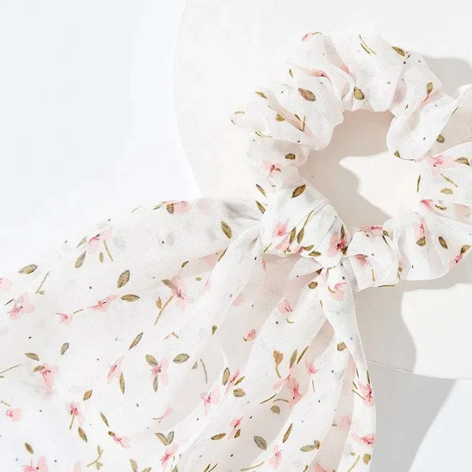 foulchie-scrunchie-blanc-fleurs-accessoire-mode-olympe-bijoux-acier-inoxydable-bagues-bracelets-colliers-creoles-joncs-boucles-d-oreilles