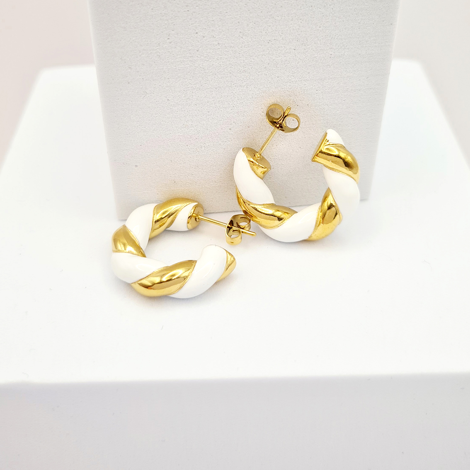 creoles-epaisses-cleo-email-blanc-acier-inoxydable-dore-olympe-bijoux-femme-bagues-colliers-bracelets-boucles-d-oreilles-broches-3