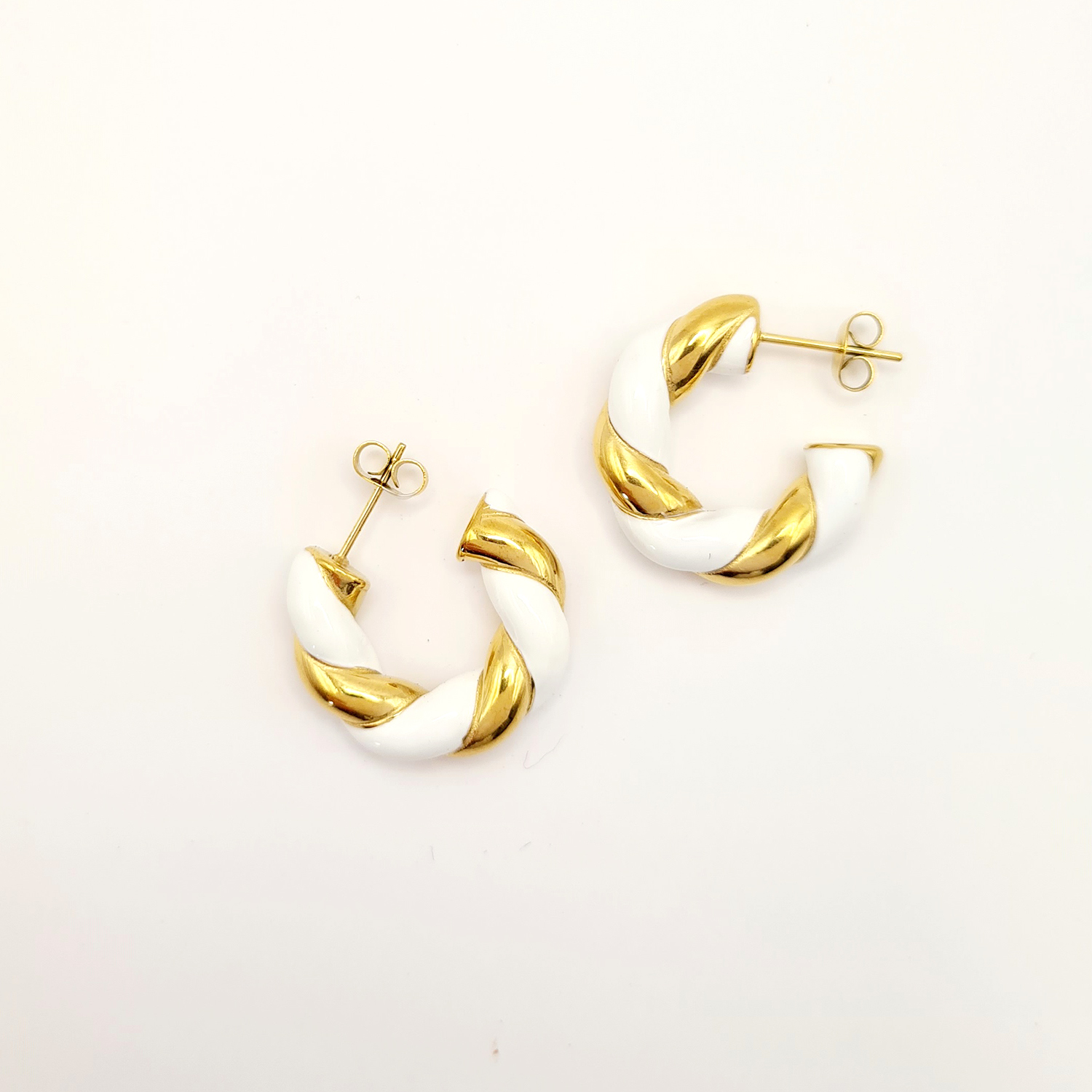 creoles-epaisses-cleo-email-blanc-acier-inoxydable-dore-olympe-bijoux-femme-bagues-colliers-bracelets-boucles-d-oreilles-broches-4