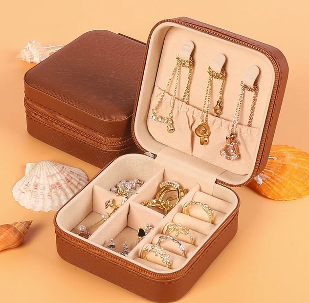boite-a-bijoux-rangements-carre-marron-cognac-olympe-bijoux-acier-inoxydable-bagues-bracelets-colliers-boucles-d-oreilles-broches-details