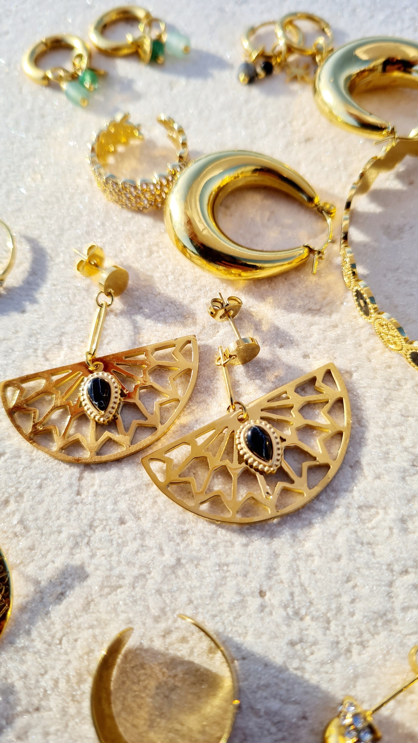 boucles-d-oreilles-demi-cercle-pierre-noir-olympe-bijoux-acier-inoxydable-bagues-broches-colliers-bracelets-earcuff