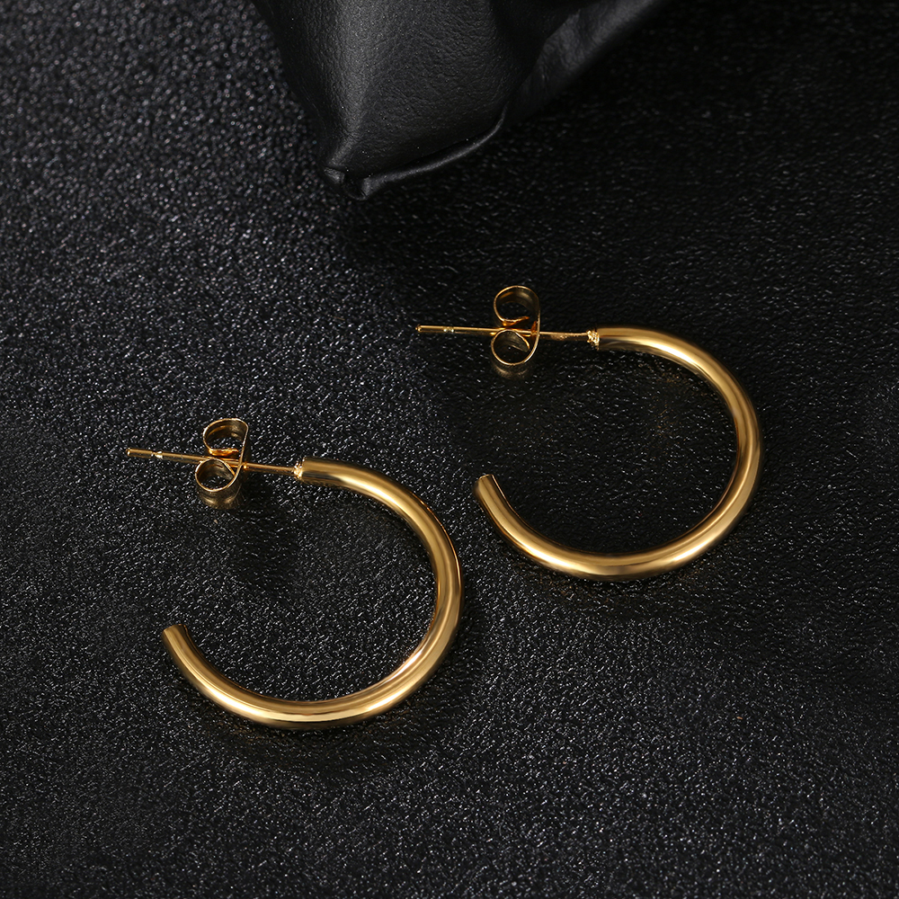 boucles-oreilles-creoles-20mm-olympe-bijoux-fond-noir-couche