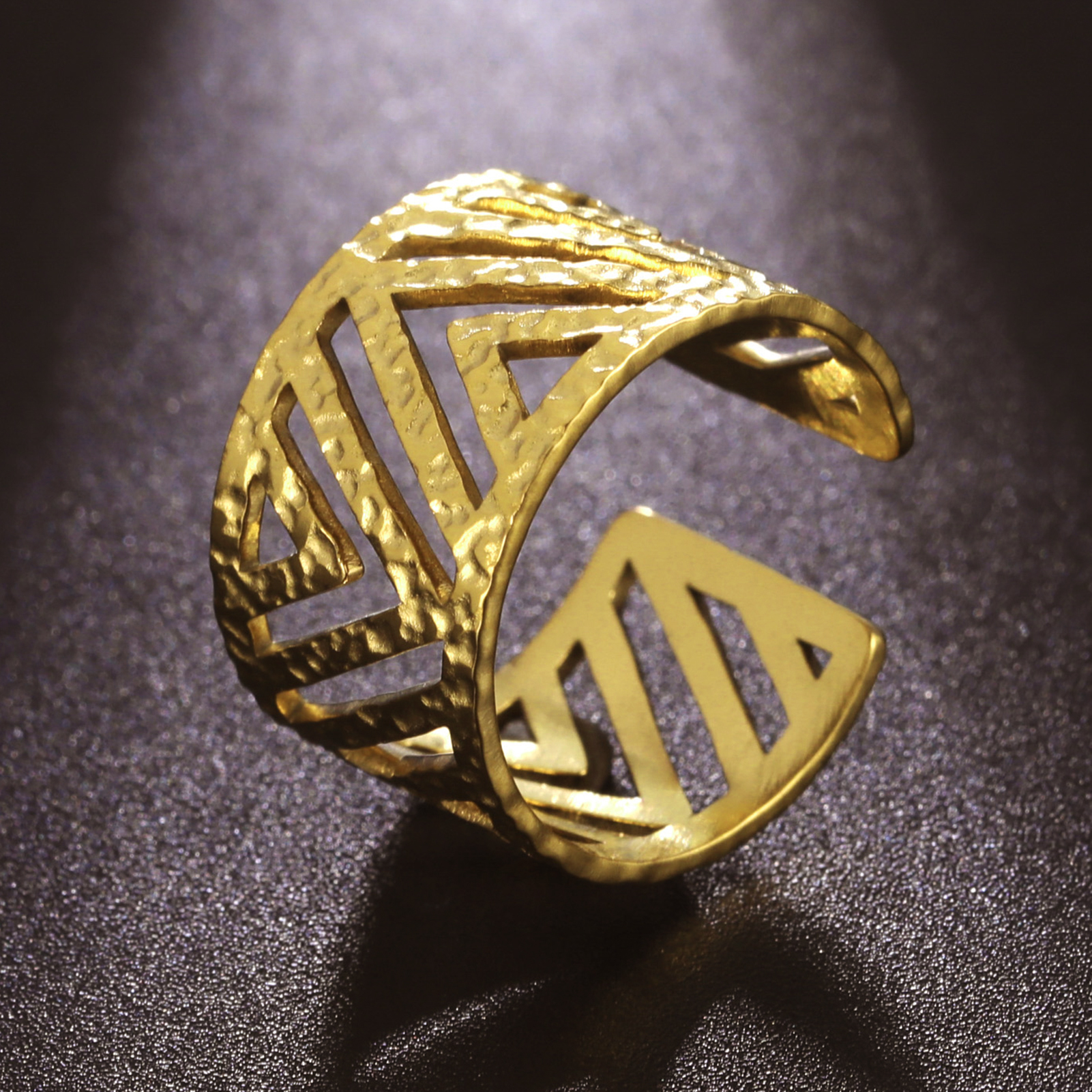 bague-incas-dore-olympe-bijoux-fond-noir