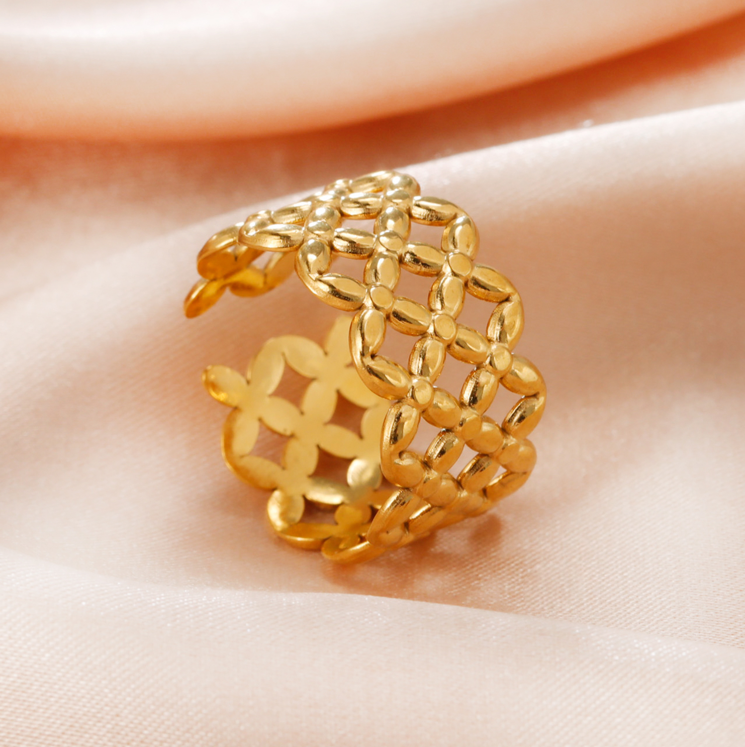 bague-panier-dore-olympe-bijoux-fond-tissu