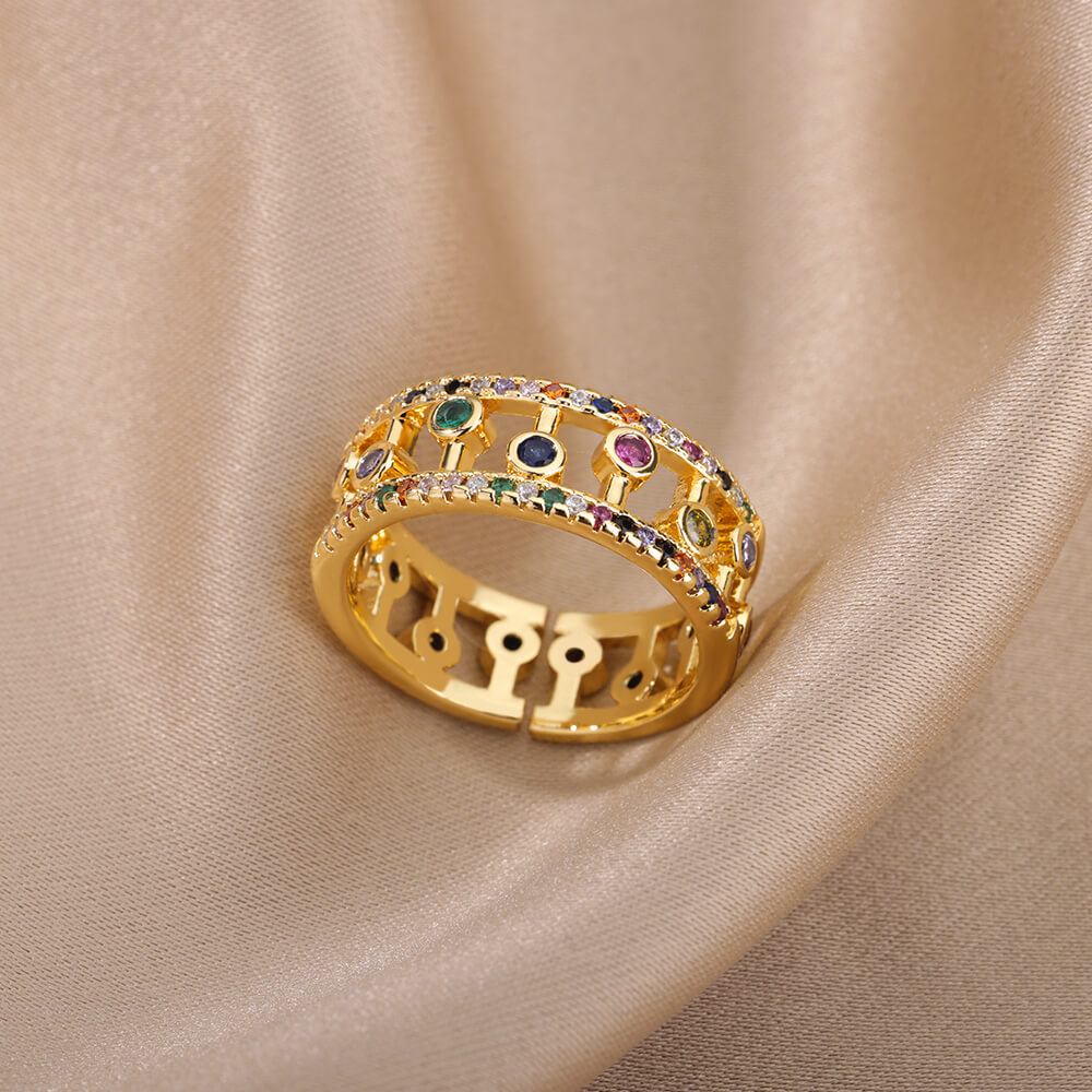 bague-queen-zircon-multicolor-dore-olympe-bijoux-fond-beige