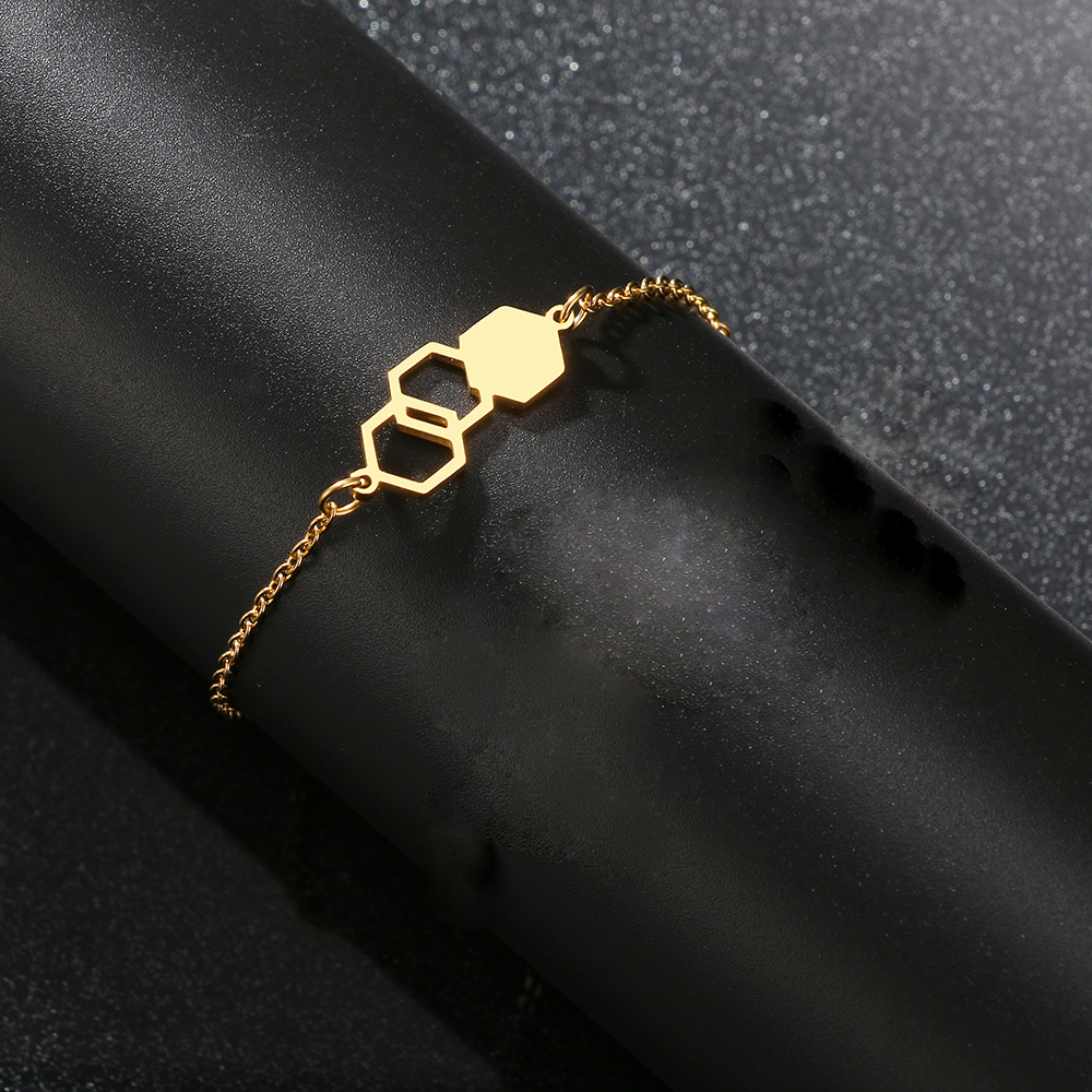 collier-minimaliste-pentagone-dore-olympe-bijoux-fond-noir-portant-rond
