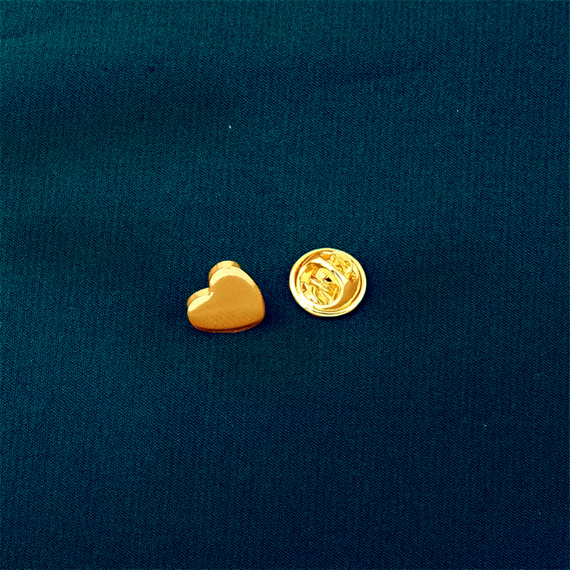 broche-pins-coeur-dore-olympe-bijoux-fond-bleu-fonce
