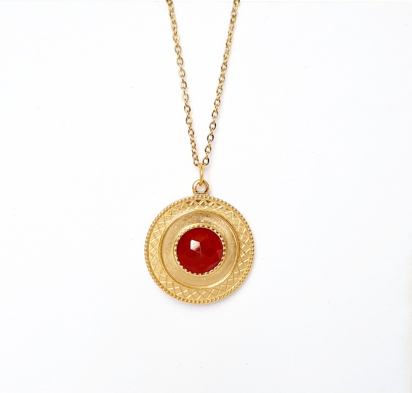 collier-mandala-rouge-olympe-bijoux-fond-blanc-zoom