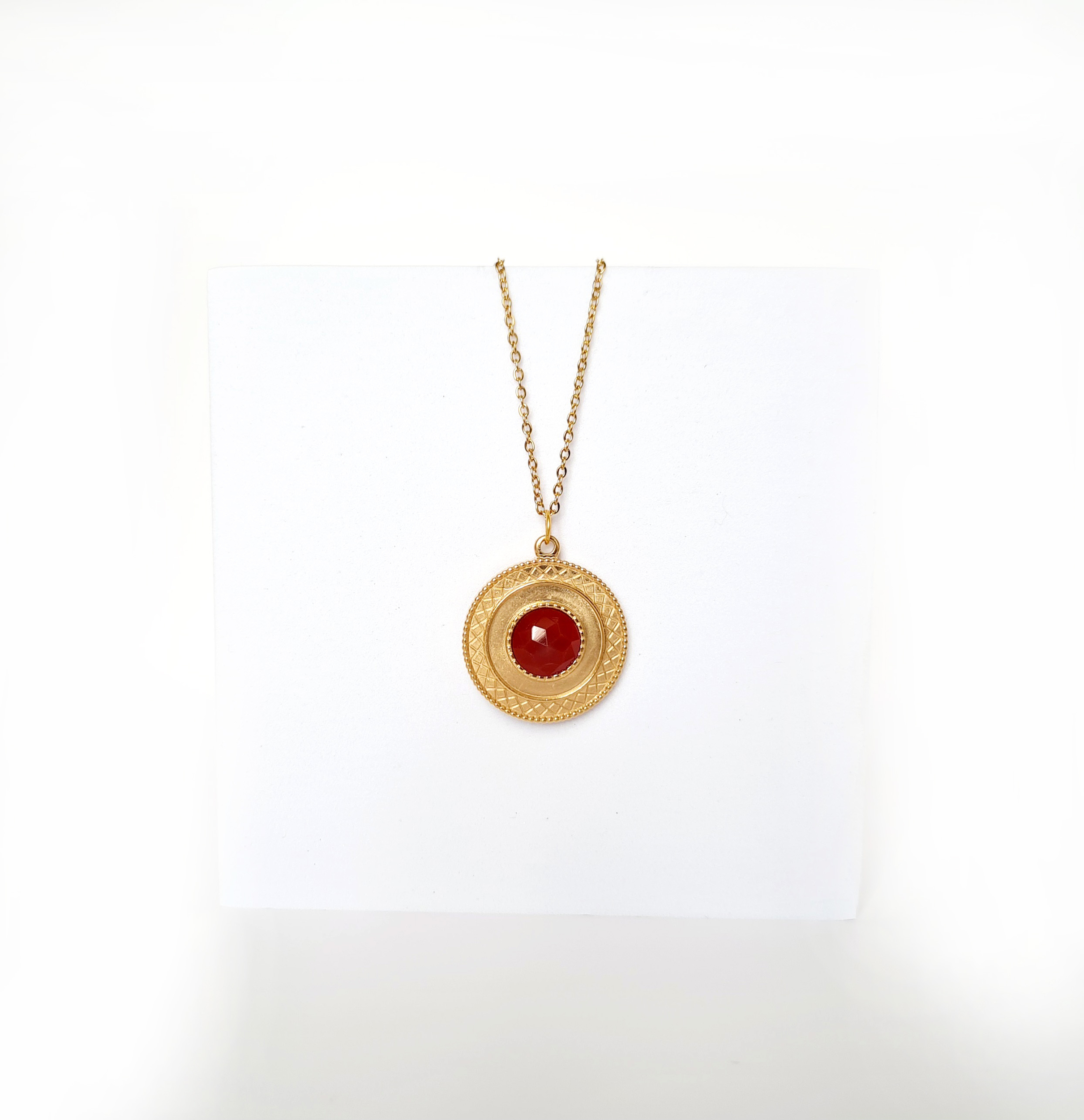 collier-mandala-rouge-olympe-bijoux-fond-blanc-presentoir