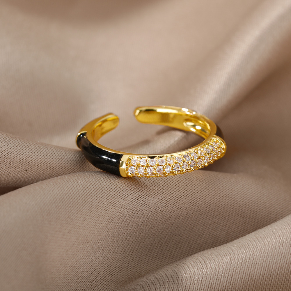 bague-zircon-email-noir-chaque-cote-olympe-bijoux-fond-beige