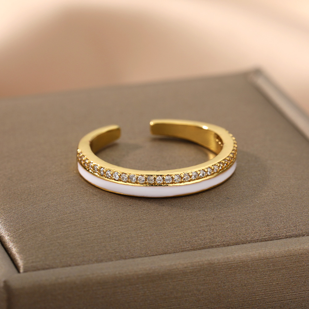 bague-ouverte-zircon-email-blanc-olympe-bijoux-ecrin-couche