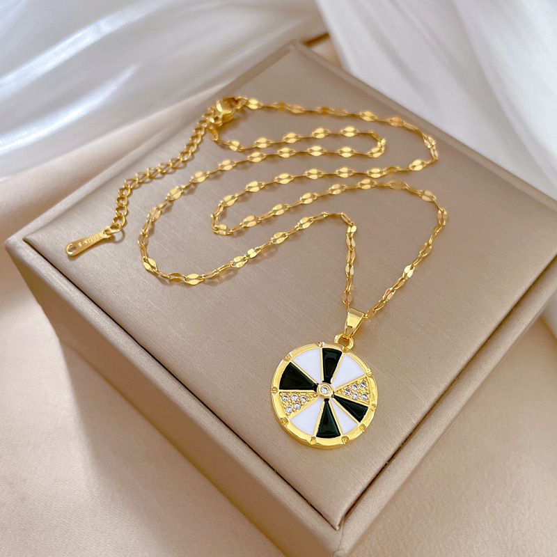 collier-mire-noir-blanc-olympe-bijoux-fond-beige