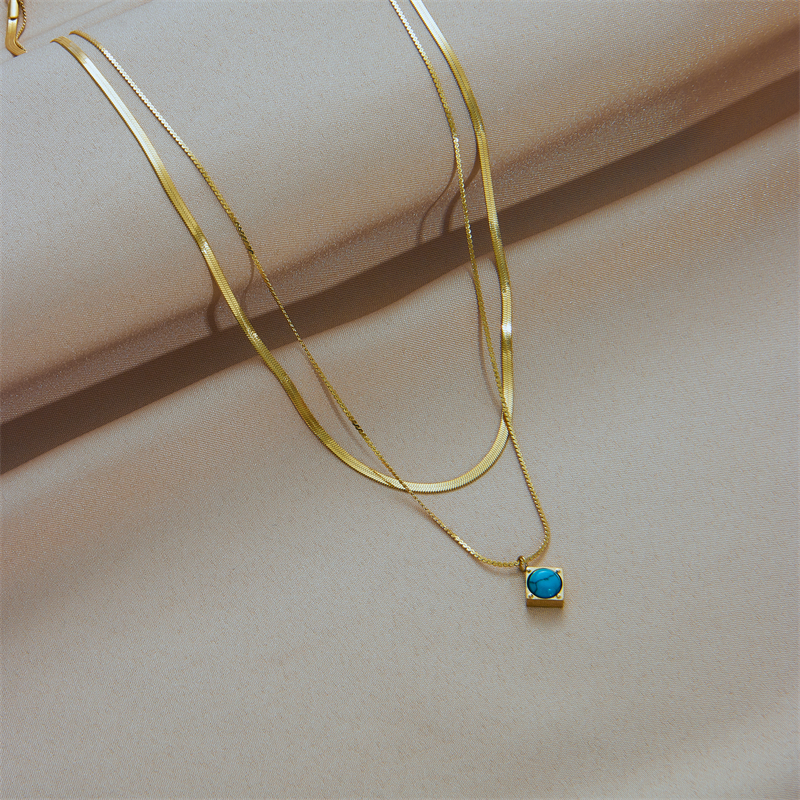 collier-multirang-serpent-et-turquoise-olympe-bijoux-fond-beig