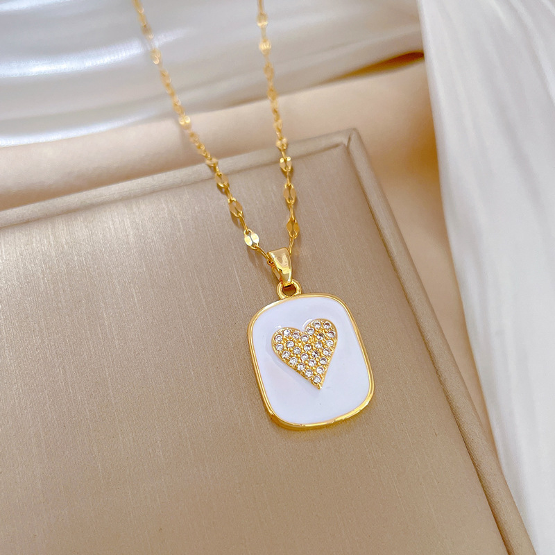 collier-coeur-blanc-or-olympe-bijoux-presentoir-beige