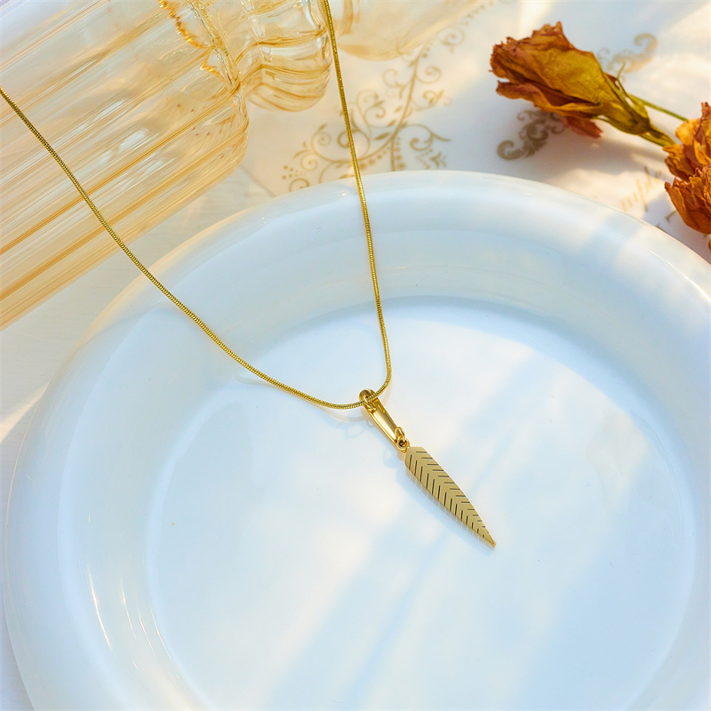 collier-pendentif-plume-olympe-bijoux-fond-blanc