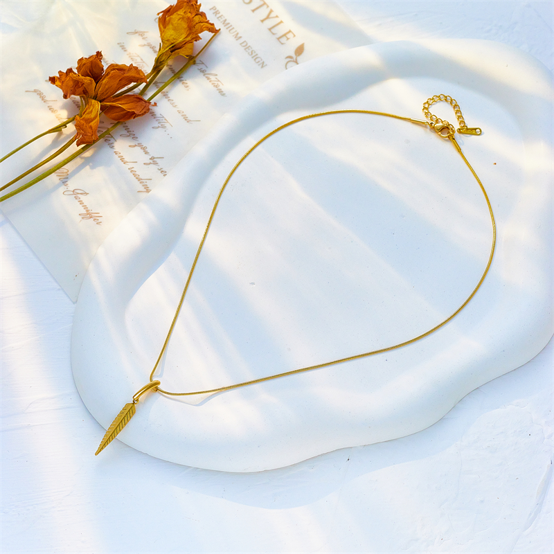 collier-pendentif-plume-olympe-bijoux-fond-blanc-fleurs