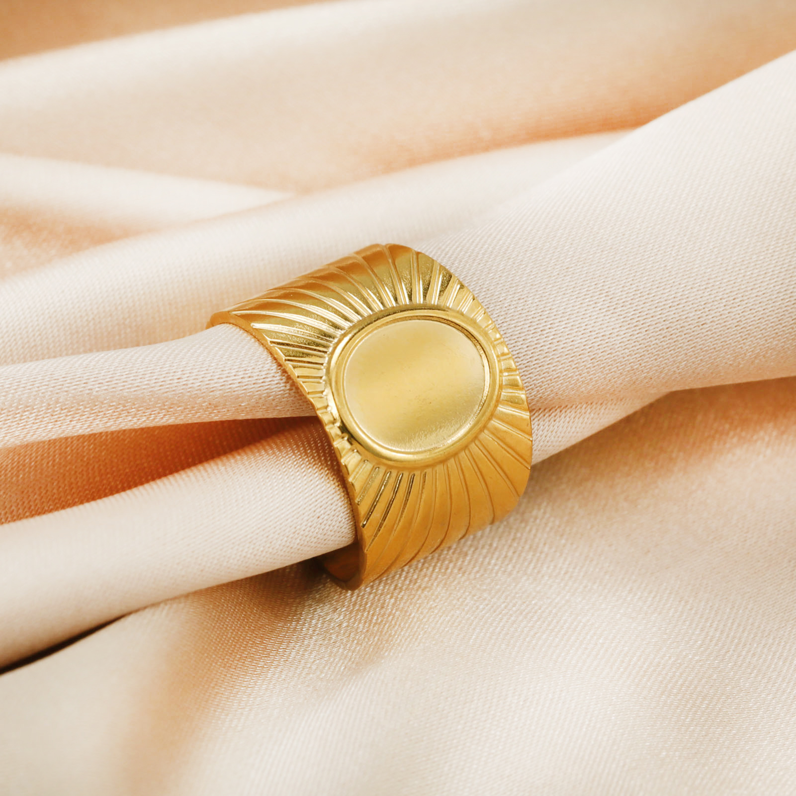 bague-chevaliere-soleil-olympe-bijoux-fond-satin-copie