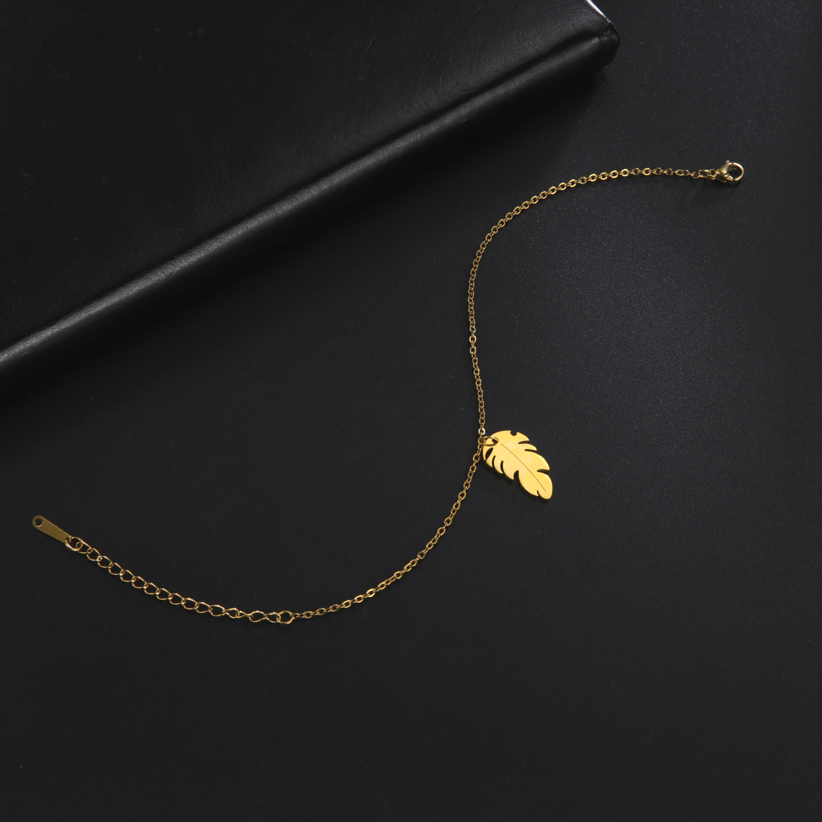 fond-noirbracelet-plume-chaine-olympe-bijoux-porte