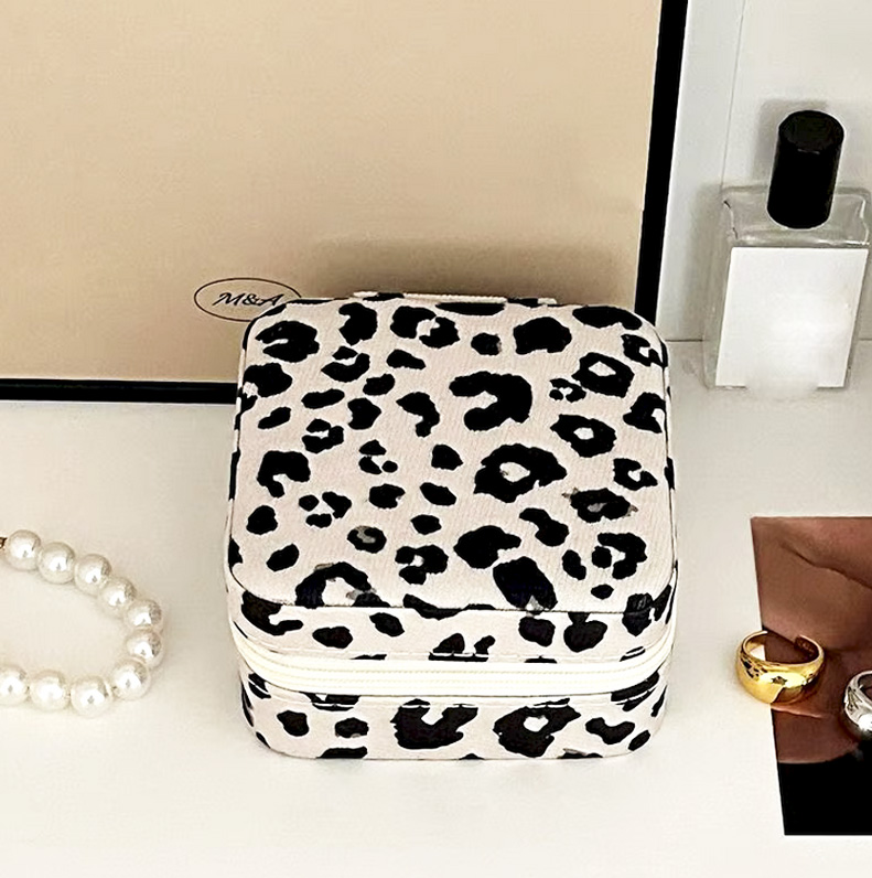 Boite-a-bijoux-leopard-Olympe-bijoux-Acier-inoxydable-bagues-bracelets-joncs-creoles-colliers-choker-broches