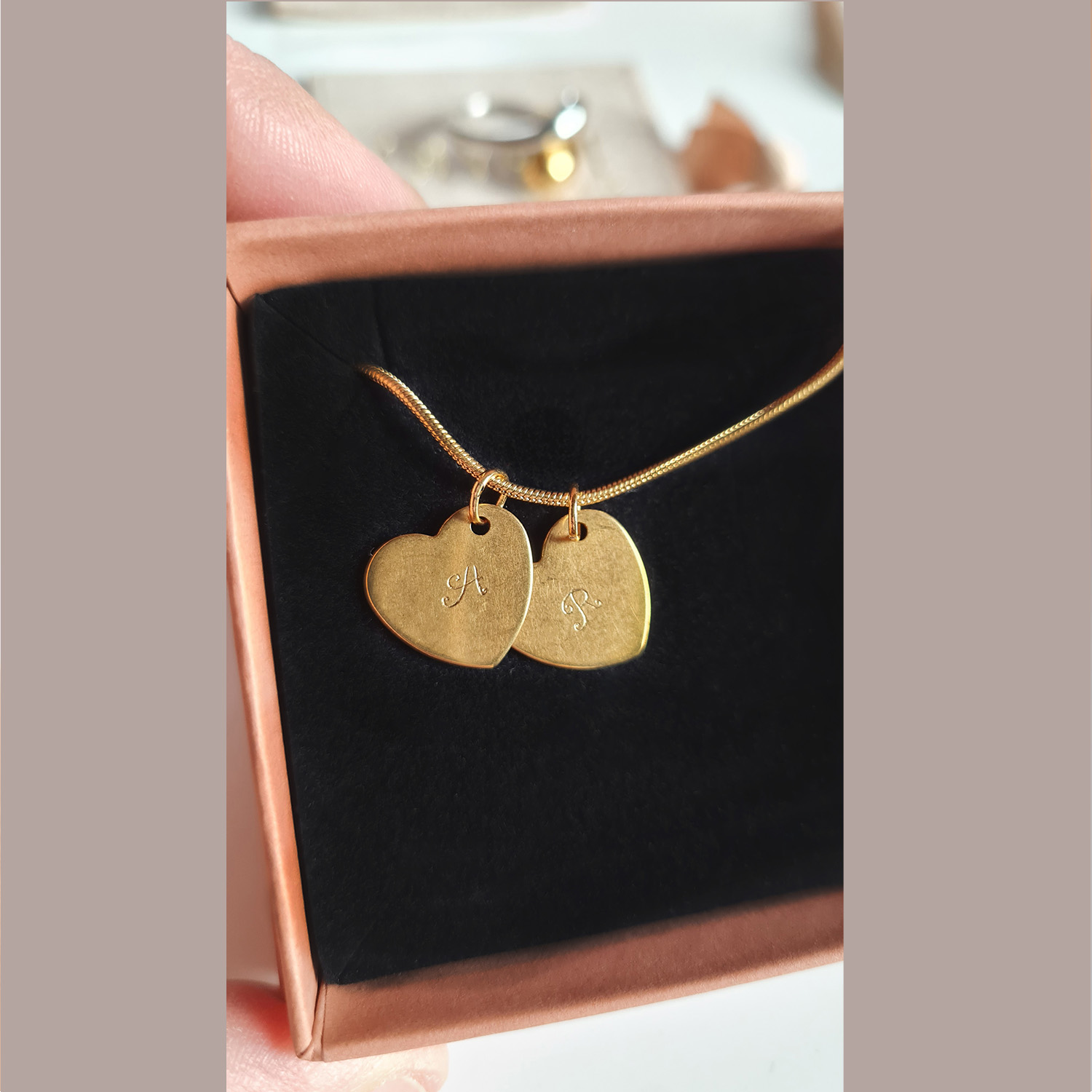 Collier-personnalisable-lettre-medaille-coeur-estampage-initiales-olympe-bijoux-fantaisie-acier-inoxydable-pierres-naturelles-email-femme-bracelets-colliers-bag