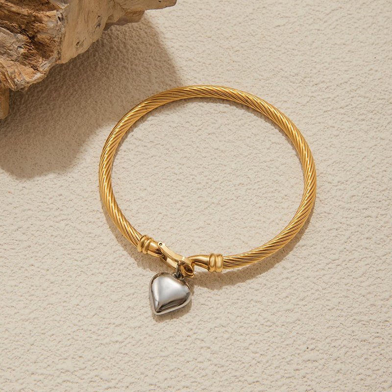 Bracelet-coeurly-coeur-acier-inoxydable-argenté-doré-Olympe-bijoux-bagues-colliers-joncs-creoles-boucles-d-oreilles-earcuff2