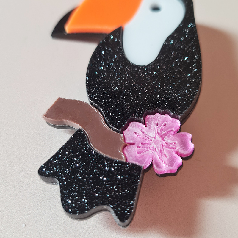 Broche-toucan-tropical-summer-chic-bijoux-acier-inoxydable-Olympe-bijoux5