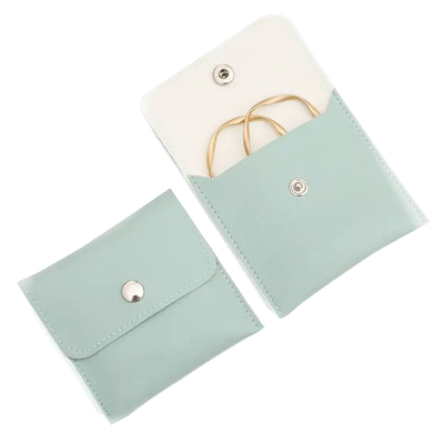 pochette-rangeent-bijoux-similicuir-vert-accessoire-bijoux-olympe-bijoux-acier-inoxydable-bagues-colliers-bracelets-boucles-d-oreilles-creoles-joncs