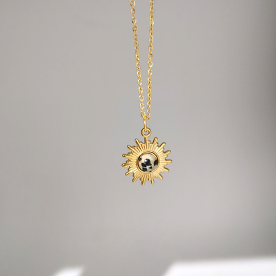 collier-fleur-dalmatien-olympe-bijoux-fond-gris