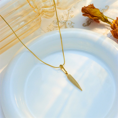collier-pendentif-plume-olympe-bijoux-fond-blanc