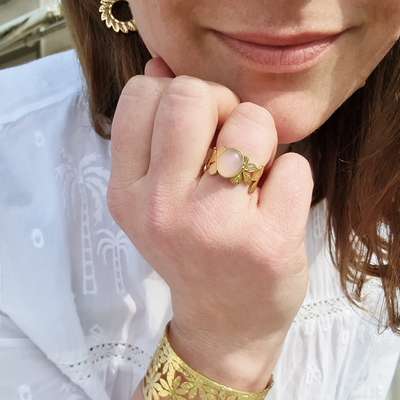 Bague-Ornella-acier-inoxydable-pierre-naturelle-rose-pale-motifs-fleurs-Olympe-bijoux1