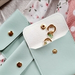 pochette-rangeent-bijoux-similicuir-vert-accessoire-bijoux-olympe-bijoux-acier-inoxydable-bagues-colliers-bracelets-boucles-d-oreilles-creoles-joncs4