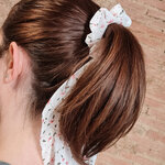 foulchie-scrunchie-blanc-fleurs-accessoire-mode-olympe-bijoux-acier-inoxydable-bagues-bracelets-colliers-creoles-joncs-boucles-d-oreilles6