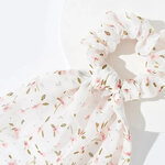 foulchie-scrunchie-blanc-fleurs-accessoire-mode-olympe-bijoux-acier-inoxydable-bagues-bracelets-colliers-creoles-joncs-boucles-d-oreilles